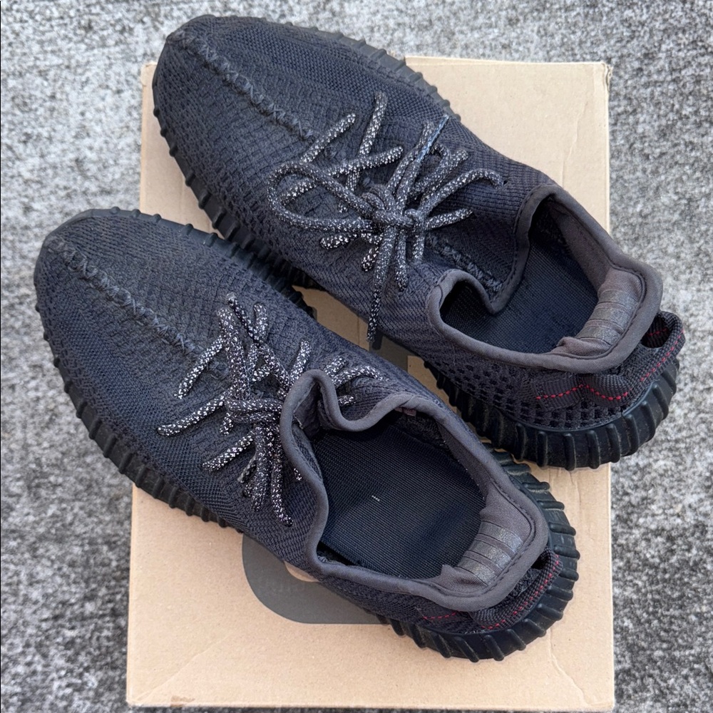 Yeezy Boost 350 V2 Triple Black - Picture 4 of 4